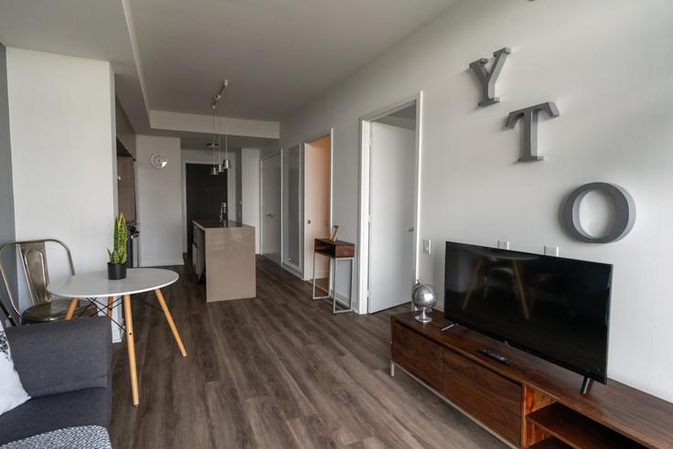 Elegante sala de estar con mobiliario moderno en un apartamento en Building Greenfield Avenue - corporate-stays - 1261399 en North York, Toronto