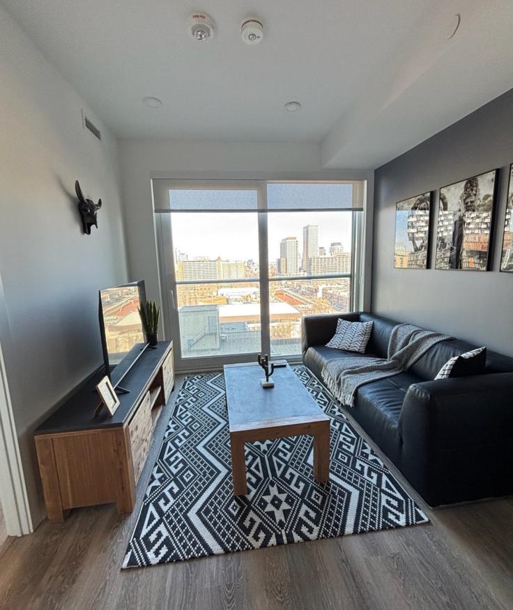 Building Dalhousie Street - corporate-stays - 1261980 adresindeki bir dairede modern mobilyalarla zarif bir şekilde tasarlanmış oturma odası Old Toronto, Toronto
