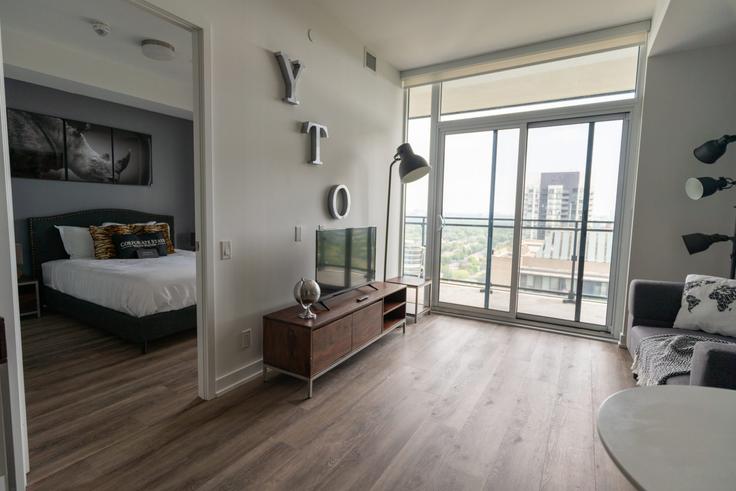 Elegante sala de estar con mobiliario moderno en un apartamento en Building Greenfield Avenue - corporate-stays - 1292557 en North York, Toronto