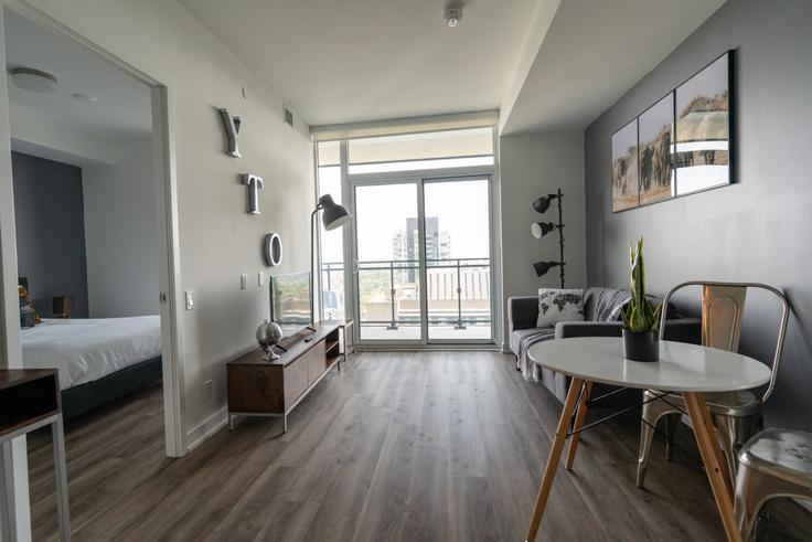 Salle de séjour élégante avec mobilier moderne dans un appartement à Building Greenfield Avenue - corporate-stays - 1293839 à North York, Toronto