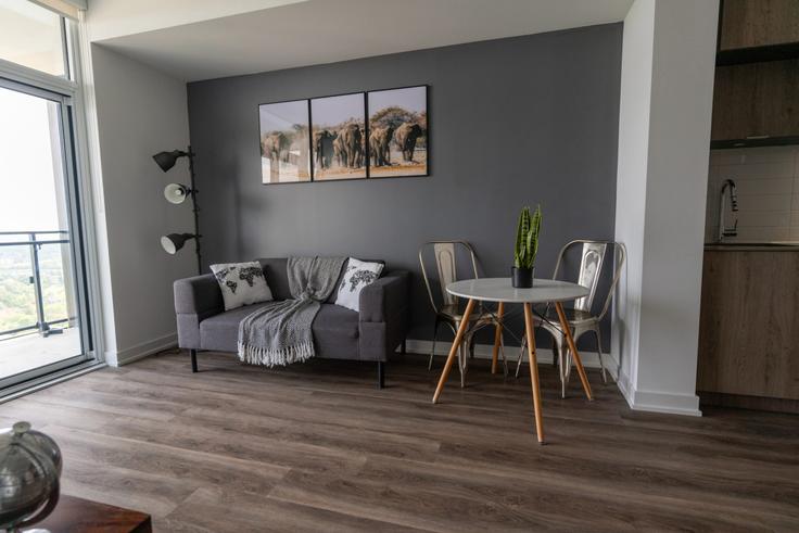 Elegante sala de estar con mobiliario moderno en un apartamento en Building Greenfield Avenue - corporate-stays - 1293840 en North York, Toronto