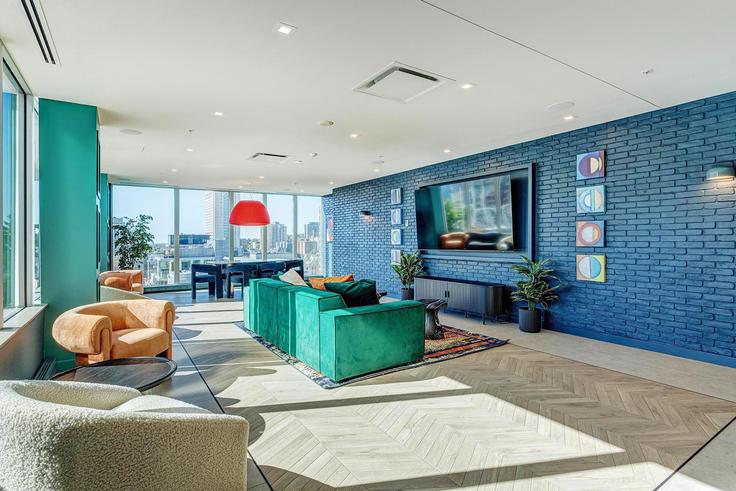 Montreal Ville-MarieのBuilding Rue Stanley - corporate-stays - 1294644のアパートメントにある、モダンな家具を備えたエレガントなデザインのリビングルーム