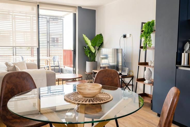 Santiago Las CondesのBuilding Avenida Las Condes - corporate-stays - 1302536のアパートメントにある、モダンな家具を備えたエレガントなデザインのリビングルーム