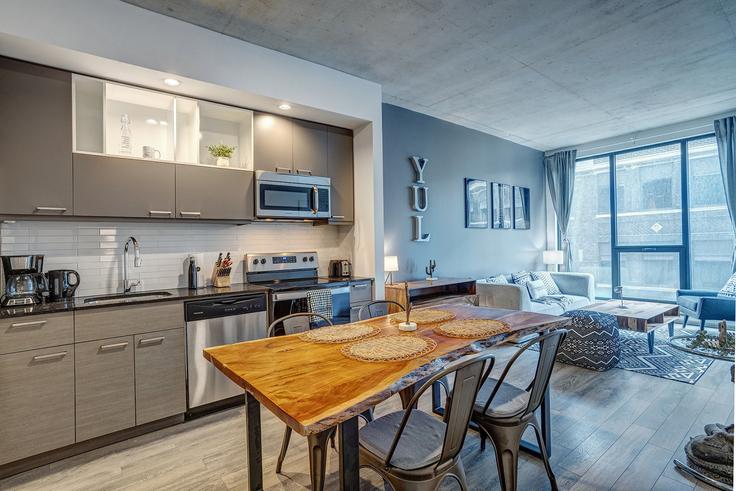 Salle de séjour élégante avec mobilier moderne dans un appartement à Building Rue de la Concorde - corporate-stays - 1353181 à Ville-Marie, Montreal