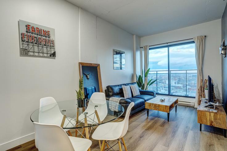 Salle de séjour élégante avec mobilier moderne dans un appartement à Building Rue de Bleury - corporate-stays - 1353838 à Ville-Marie, Montreal