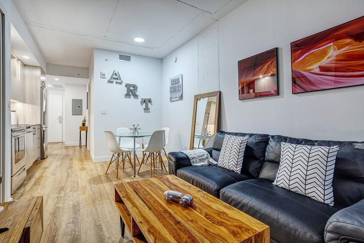 Salle de séjour élégante avec mobilier moderne dans un appartement à Building Rue de Bleury - corporate-stays - 1353839 à Ville-Marie, Montreal
