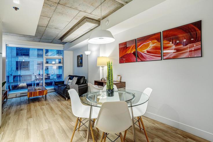 Esstisch mit stilvollen Stühlen in einer Wohnung im Building Rue de Bleury - corporate-stays - 1353844 in Ville-Marie, Montreal Esstisch mit stilvollen Stühlen in einer Wohnung im Building Rue de Bleury - corporate-stays - 1353844 in Ville-Marie, Montreal