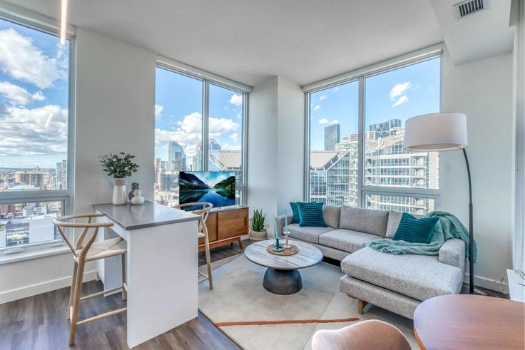 Elegante sala de estar con mobiliario moderno en un apartamento en Building Macleod Trail Southeast - corporate-stays - 1370254 en Calgary, Calgary
