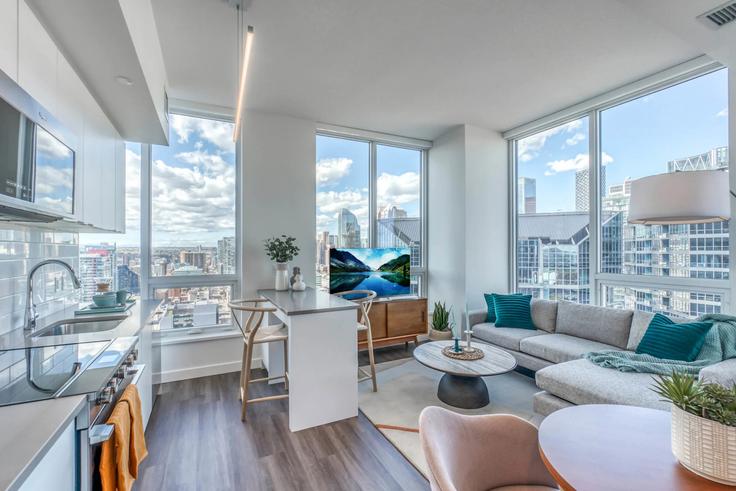 Elegante sala de estar con mobiliario moderno en un apartamento en Building Macleod Trail Southeast - corporate-stays - 1370256 en Calgary, Calgary