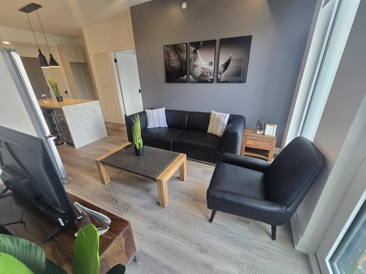 Building Mutual Street - corporate-stays - 1375286 adresindeki bir dairede modern mobilyalarla zarif bir şekilde tasarlanmış oturma odası Old Toronto, Toronto Building Mutual Street - corporate-stays - 1375286 adresindeki bir dairede modern mobilyalarla zarif bir şekilde tasarlanmış oturma odası Old Toronto, Toronto