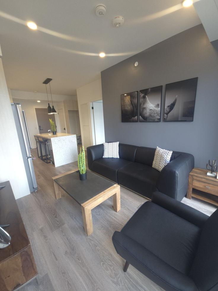 Building Mutual Street - corporate-stays - 1375290 adresindeki bir dairede modern mobilyalarla zarif bir şekilde tasarlanmış oturma odası Old Toronto, Toronto Building Mutual Street - corporate-stays - 1375290 adresindeki bir dairede modern mobilyalarla zarif bir şekilde tasarlanmış oturma odası Old Toronto, Toronto