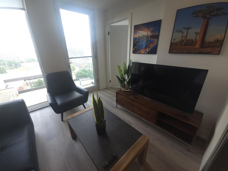 Salle de séjour élégante avec mobilier moderne dans un appartement à Building Mutual Street - corporate-stays - 1375282 à Old Toronto, Toronto Salle de séjour élégante avec mobilier moderne dans un appartement à Building Mutual Street - corporate-stays - 1375282 à Old Toronto, Toronto