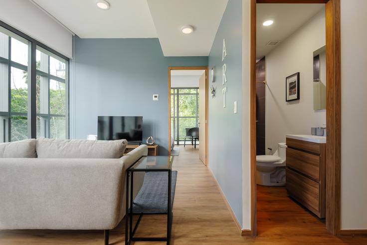 Mexico City Mexico CityのBuilding Avenida Paseo de la Reforma - corporate-stays - 1381704のアパートメントにある、モダンな家具を備えたエレガントなデザインのリビングルーム