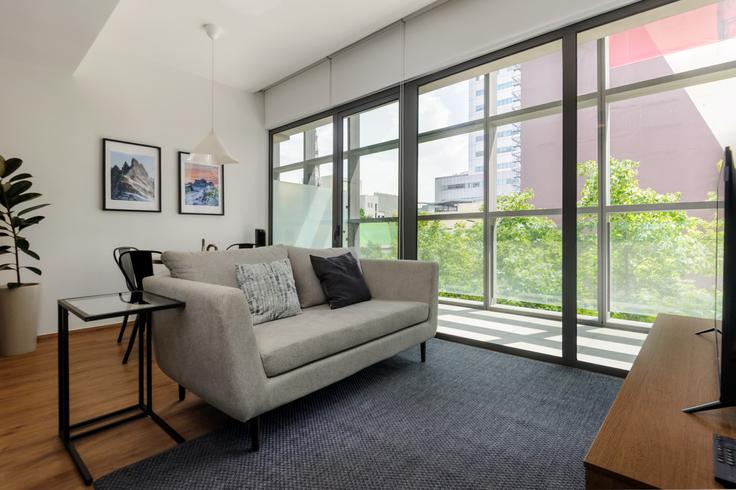 Sala de estar elegantemente projetada com móveis modernos em um apartamento no Building Avenida Paseo de la Reforma - corporate-stays - 1381704 em Mexico City, Mexico City