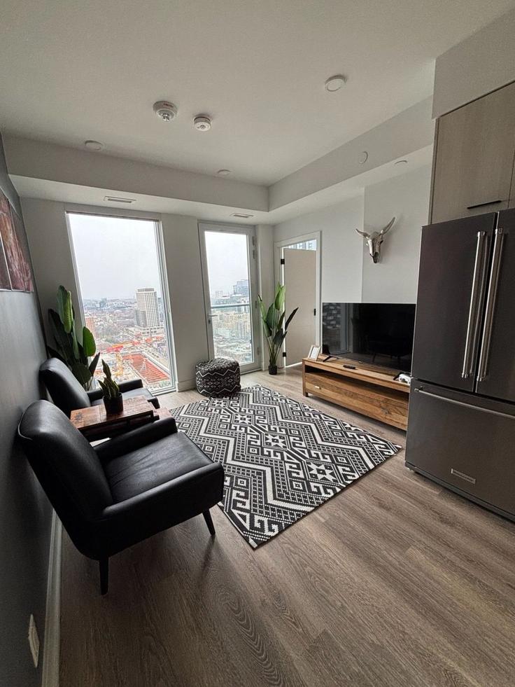 Building Mutual Street - corporate-stays - 1384098 adresindeki bir dairede modern mobilyalarla zarif bir şekilde tasarlanmış oturma odası Old Toronto, Toronto Building Mutual Street - corporate-stays - 1384098 adresindeki bir dairede modern mobilyalarla zarif bir şekilde tasarlanmış oturma odası Old Toronto, Toronto