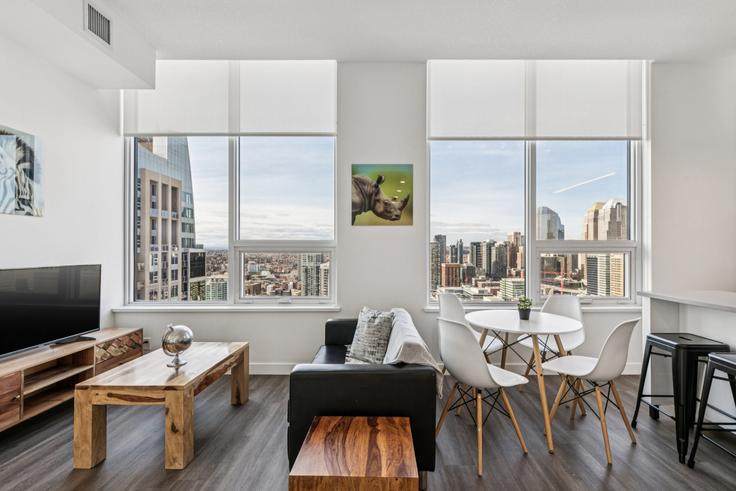 Sala de estar elegantemente projetada com móveis modernos em um apartamento no Building Macleod Trail Southeast - corporate-stays - 1407213 em Calgary, Calgary