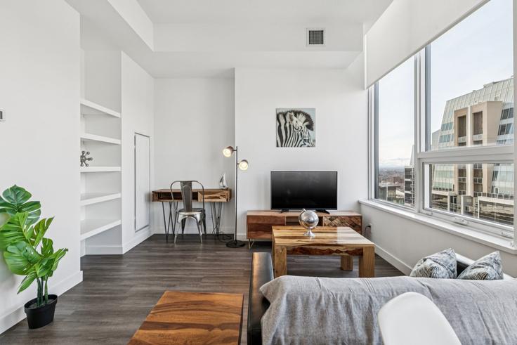 Sala de estar elegantemente projetada com móveis modernos em um apartamento no Building Macleod Trail Southeast - corporate-stays - 1407203 em Calgary, Calgary