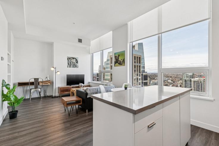 Sala de estar elegantemente projetada com móveis modernos em um apartamento no Building Macleod Trail Southeast - corporate-stays - 1407205 em Calgary, Calgary