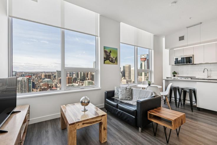 Sala de estar elegantemente projetada com móveis modernos em um apartamento no Building Macleod Trail Southeast - corporate-stays - 1407206 em Calgary, Calgary