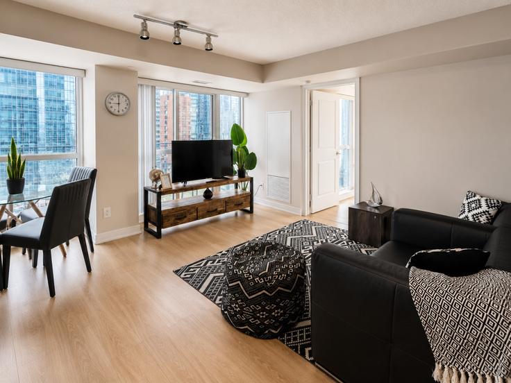 Salle de séjour élégante avec mobilier moderne dans un appartement à Building Bay Street - corporate-stays - 1579430 à Old Toronto, Toronto Salle de séjour élégante avec mobilier moderne dans un appartement à Building Bay Street - corporate-stays - 1579430 à Old Toronto, Toronto