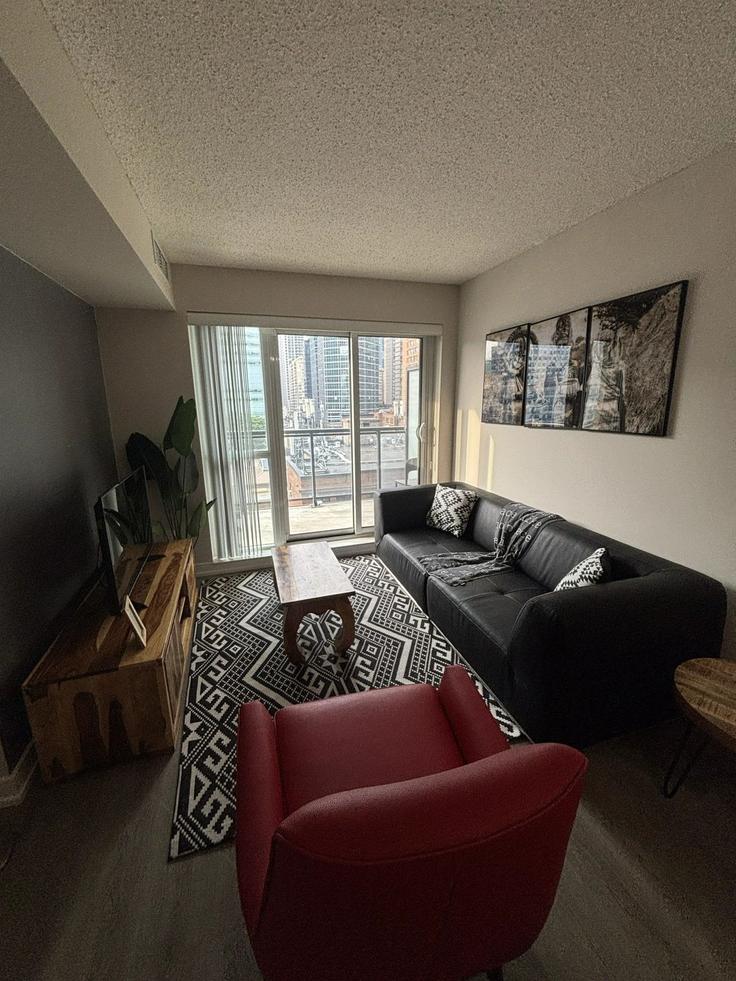 Elegant gestaltetes Wohnzimmer mit moderner Einrichtung in einer Wohnung im Building Bay Street - corporate-stays - 1580608 in Old Toronto, Toronto