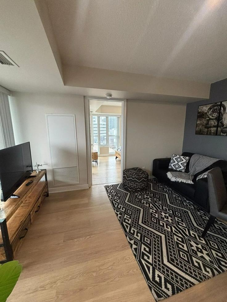Elegant gestaltetes Wohnzimmer mit moderner Einrichtung in einer Wohnung im Building Bay Street - corporate-stays - 1580609 in Old Toronto, Toronto