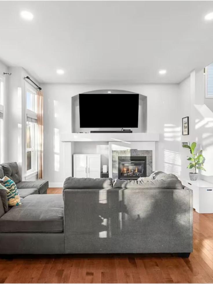 Elegant gestaltetes Wohnzimmer mit moderner Einrichtung in einer Wohnung im Building 200A Street - corporate-stays - 1622254 in Milner, Langley Township Elegant gestaltetes Wohnzimmer mit moderner Einrichtung in einer Wohnung im Building 200A Street - corporate-stays - 1622254 in Milner, Langley Township
