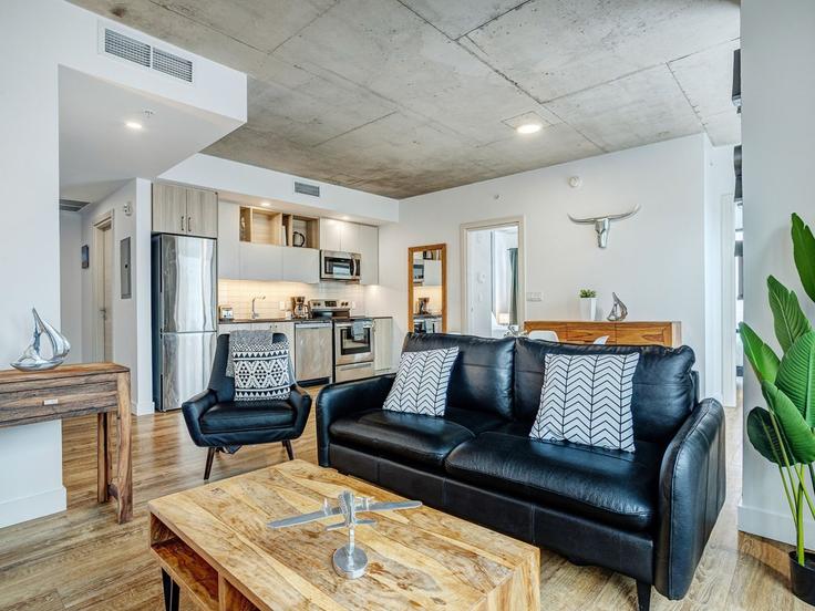 Sala de estar elegantemente projetada com móveis modernos em um apartamento no Building Rue de Bleury - corporate-stays - 1639893 em Ville-Marie, Montreal Sala de estar elegantemente projetada com móveis modernos em um apartamento no Building Rue de Bleury - corporate-stays - 1639893 em Ville-Marie, Montreal