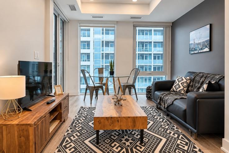 Toronto Old TorontoのBuilding Mutual Street - corporate-stays - 1648542のアパートメントにある、モダンな家具を備えたエレガントなデザインのリビングルーム Toronto Old TorontoのBuilding Mutual Street - corporate-stays - 1648542のアパートメントにある、モダンな家具を備えたエレガントなデザインのリビングルーム