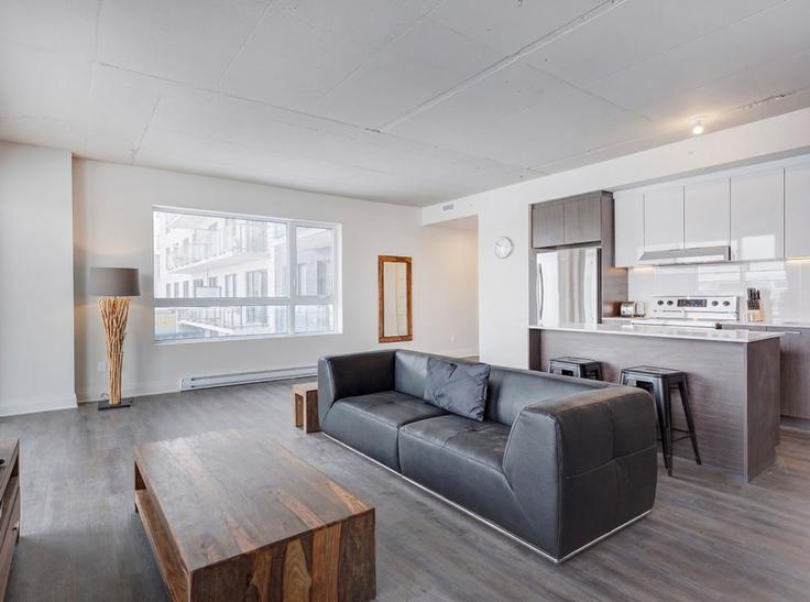 Elegant gestaltetes Wohnzimmer mit moderner Einrichtung in einer Wohnung im Building Promenade du Quartier-Saint-Martin - corporate-stays - 1223272 - TOR in Laval, Laval