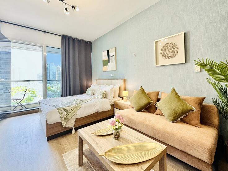 JLT, Dubai에 위치한 Building Tariaq Bedon Esm - cosmos-living - 1541230 유닛의 세련된 인테리어가 돋보이는 거실 JLT, Dubai에 위치한 Building Tariaq Bedon Esm - cosmos-living - 1541230 유닛의 세련된 인테리어가 돋보이는 거실