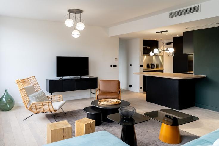 Elegante sala de estar con mobiliario moderno en un apartamento en Building Avenue des Champs-Élysées - costa-golf-rentals - 1239692 - PAR en 8th arrondissement, Paris