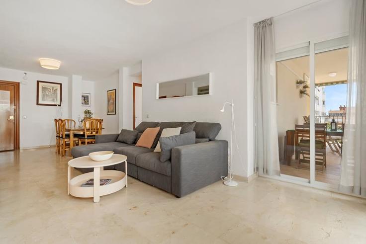 Sala de estar elegantemente projetada com móveis modernos em um apartamento no Building Calle Feria de Jerez - costarentals - 1341715 em Fuengirola, Fuengirola