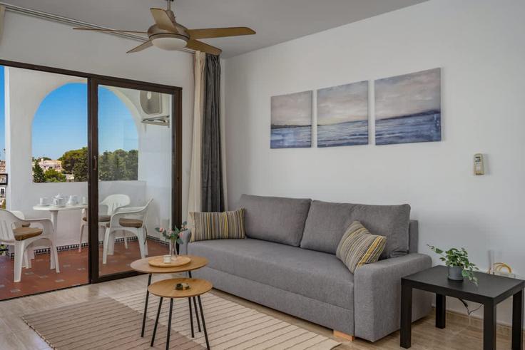 Building Calle Libra - costarentals - 1341642 adresindeki bir dairede modern mobilyalarla zarif bir şekilde tasarlanmış oturma odası Mijas, Mijas