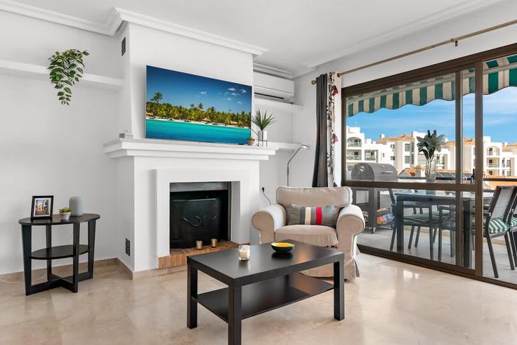 Elegante sala de estar con mobiliario moderno en un apartamento en Building Calle Principe Felipe - costarentals - 1341628 en Estepona, Estepona Elegante sala de estar con mobiliario moderno en un apartamento en Building Calle Principe Felipe - costarentals - 1341628 en Estepona, Estepona