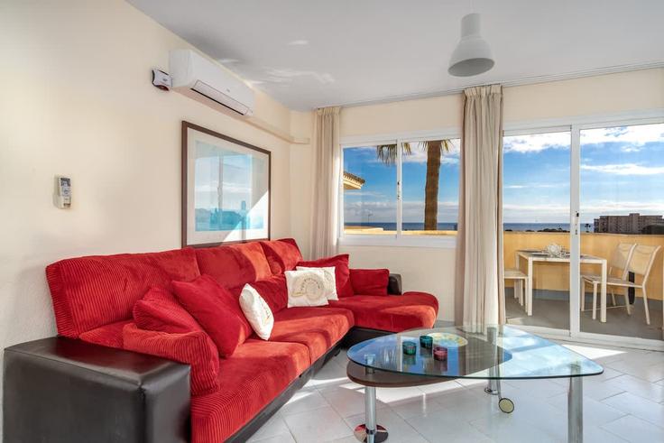 Building Calle Orion - costarentals - 1341604 adresindeki bir dairede modern mobilyalarla zarif bir şekilde tasarlanmış oturma odası Mijas, Mijas