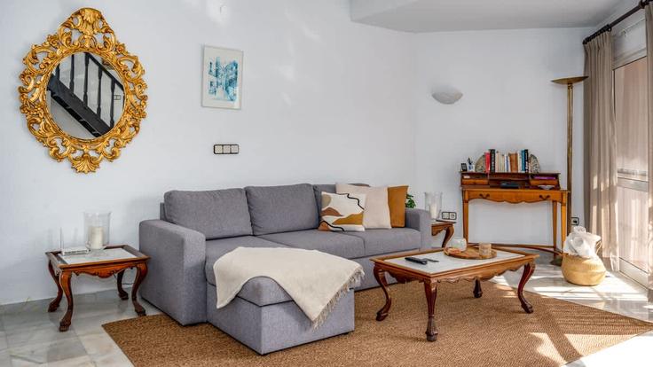 Elegant gestaltetes Wohnzimmer mit moderner Einrichtung in einer Wohnung im Building Calle Mar de Calahonda - costarentals - 1341601 in Sitio de Calahonda, Sitio de Calahonda