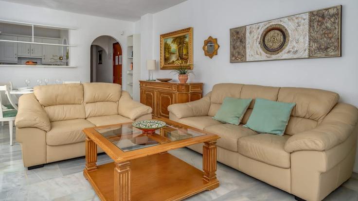 Sitio de Calahonda, Sitio de Calahonda에 위치한 Building Calle Don José de Orbaneja - costarentals - 1341662 아파트의 세련된 인테리어가 돋보이는 거실 Sitio de Calahonda, Sitio de Calahonda에 위치한 Building Calle Don José de Orbaneja - costarentals - 1341662 아파트의 세련된 인테리어가 돋보이는 거실