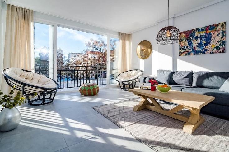Elegant gestaltetes Wohnzimmer mit moderner Einrichtung in einer Wohnung im Building Avenida Arias Maldonado - costarentals - 1341717 in Marbella, Marbella