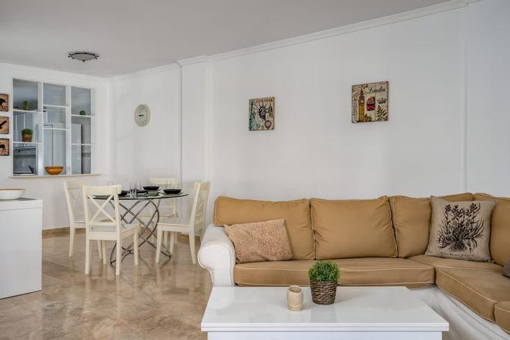 Sitio de Calahonda, Sitio de Calahonda에 위치한 Building Calle Beamar de Calahonda - costarentals - 1341704 아파트의 세련된 인테리어가 돋보이는 거실 Sitio de Calahonda, Sitio de Calahonda에 위치한 Building Calle Beamar de Calahonda - costarentals - 1341704 아파트의 세련된 인테리어가 돋보이는 거실