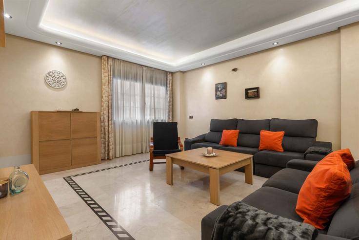 Elegant gestaltetes Wohnzimmer mit moderner Einrichtung in einer Wohnung im Building Calle Garcerán - costarentals - 1384050 in Carretera de Cádiz, Málaga