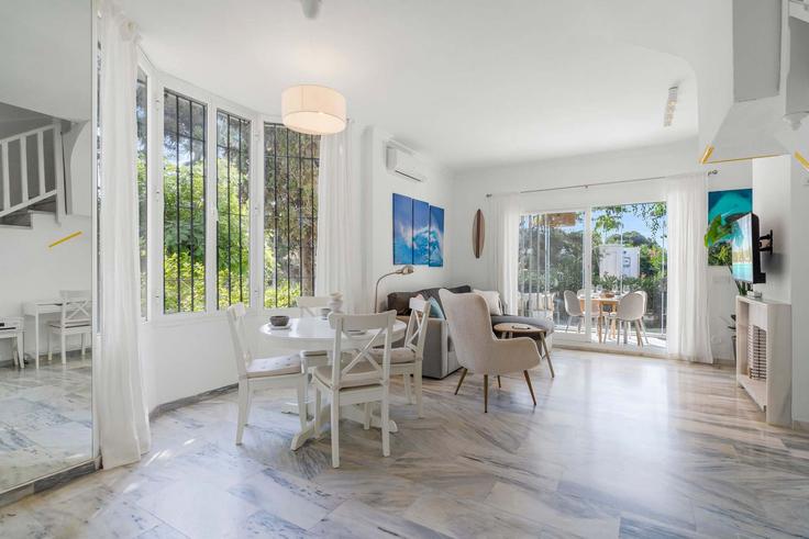 Elegante sala de estar con mobiliario moderno en un apartamento en Building Avenida del Sol - costarentals - 1341755 en Las Lagunas de Mijas, Las Lagunas de Mijas