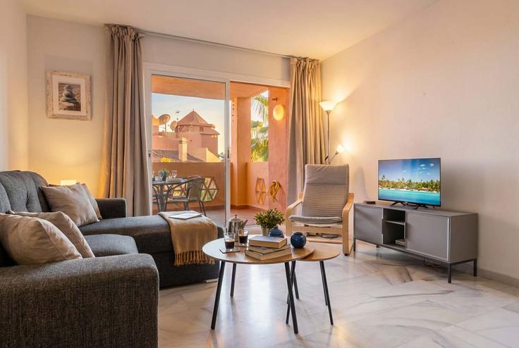 Elegante sala de estar con mobiliario moderno en un apartamento en Building Avenida Benajarafe - costarentals - 1341611 en Marbella, Marbella