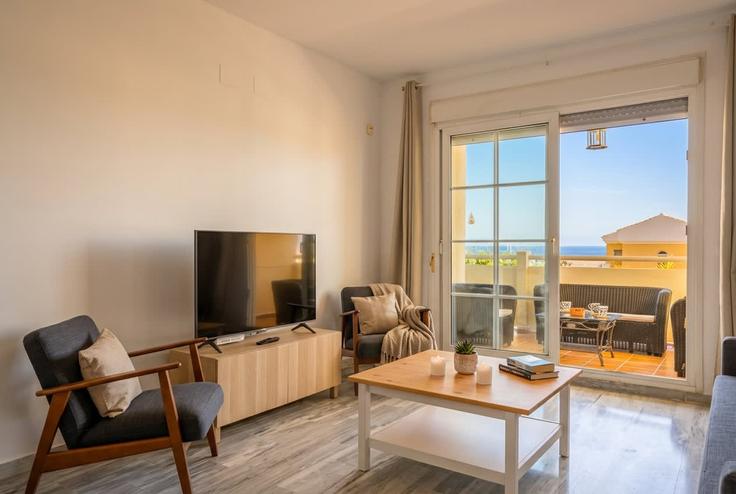Elegante sala de estar con mobiliario moderno en un apartamento en Building Urbanización Jardines del Puerto - costarentals - 1341608 en Marbella, Marbella