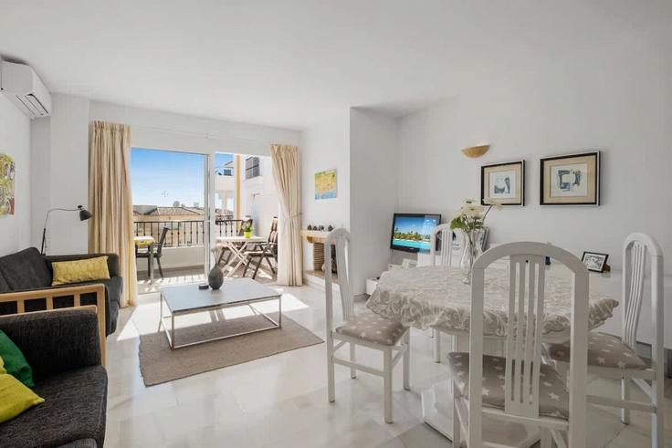 Building Calle Orion - costarentals - 1384039 adresindeki bir dairede modern mobilyalarla zarif bir şekilde tasarlanmış oturma odası Mijas, Mijas