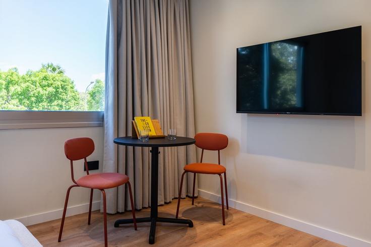 Building Stasinou 28A, Floor 1 - cosy-spot - 1638747 adresindeki bir dairede modern mobilyalarla zarif bir şekilde tasarlanmış oturma odası Nicosia, Nicosia Building Stasinou 28A, Floor 1 - cosy-spot - 1638747 adresindeki bir dairede modern mobilyalarla zarif bir şekilde tasarlanmış oturma odası Nicosia, Nicosia