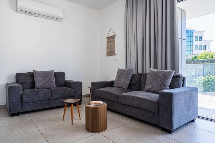 Nicosia, Nicosia에 위치한 Building Adria 1 - cosy-spot - 1638749 유닛의 세련된 인테리어가 돋보이는 거실