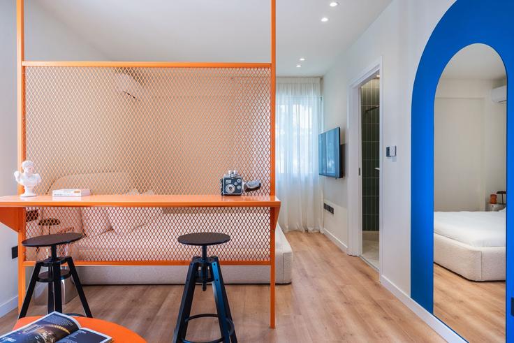 Building Stasinou 28A, Floor 1 - cosy-spot - 1638748 adresindeki bir dairede modern mobilyalarla zarif bir şekilde tasarlanmış oturma odası Nicosia, Nicosia Building Stasinou 28A, Floor 1 - cosy-spot - 1638748 adresindeki bir dairede modern mobilyalarla zarif bir şekilde tasarlanmış oturma odası Nicosia, Nicosia