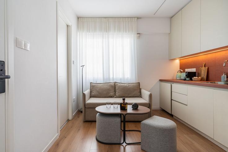 Building Stasinou 28 - cosy-spot - 1638734 adresindeki bir dairede modern mobilyalarla zarif bir şekilde tasarlanmış oturma odası Nicosia, Nicosia Building Stasinou 28 - cosy-spot - 1638734 adresindeki bir dairede modern mobilyalarla zarif bir şekilde tasarlanmış oturma odası Nicosia, Nicosia
