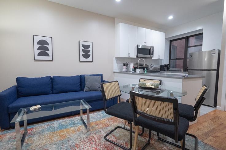 Elegante sala de estar con mobiliario moderno en un apartamento en Building West 113th Street - coutinhoproperties - 1032019 - NYC en Manhattan, New York Elegante sala de estar con mobiliario moderno en un apartamento en Building West 113th Street - coutinhoproperties - 1032019 - NYC en Manhattan, New York